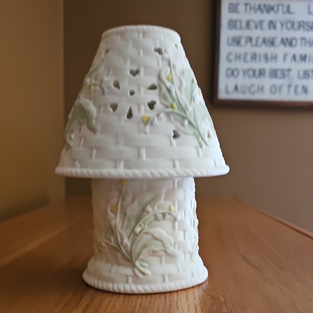 Tea Lighght Elegant White Ceramic Lamp with Floral Design
